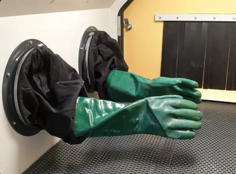 Gummihandschuhe Strahlkabine fest eingebaut