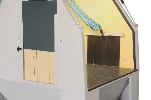 seitliche Durchschiebeöffnungen Strahlkabine