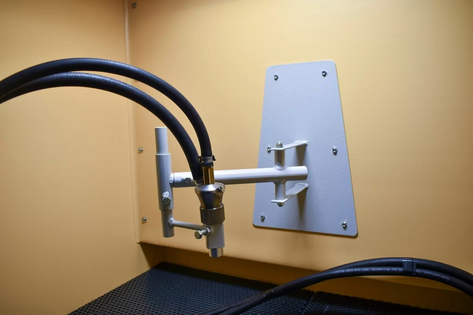 Schwenkarm mit Stahlkopfhalterung Strahlkabine